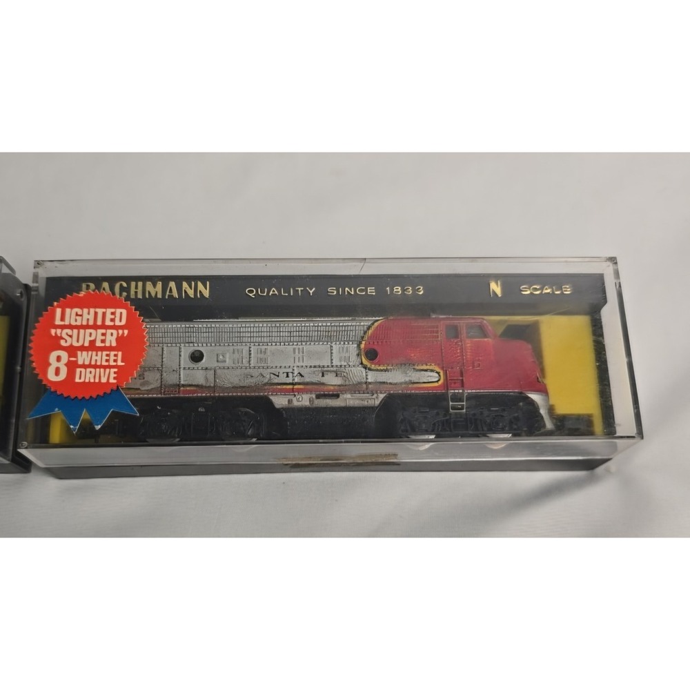 Bachmann N Scale EMD F9 Diesel Locomotive Santa Fe #215 Lighted MPN 4646